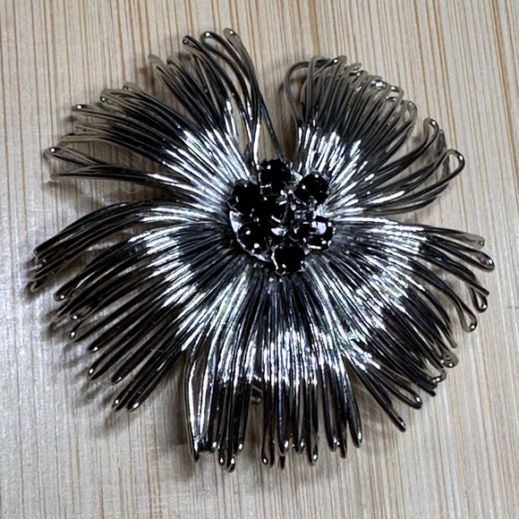 Jewelry - Vintage silver-tone flower brooch/pin with dark rhinestones